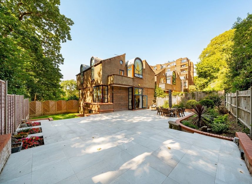Properties for sale in Firecrest Drive - NW3 7ND view2