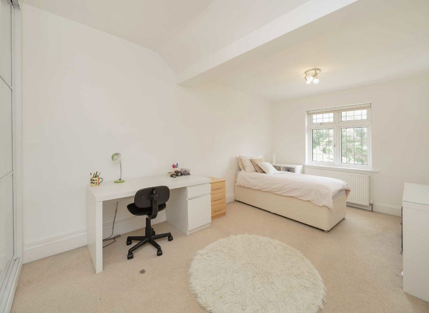 Properties for sale in Fitzalan Road - N3 3PD view6