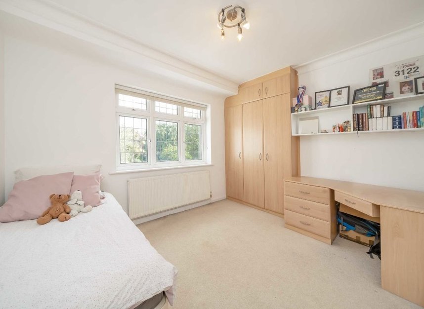 Properties for sale in Fitzalan Road - N3 3PD view7