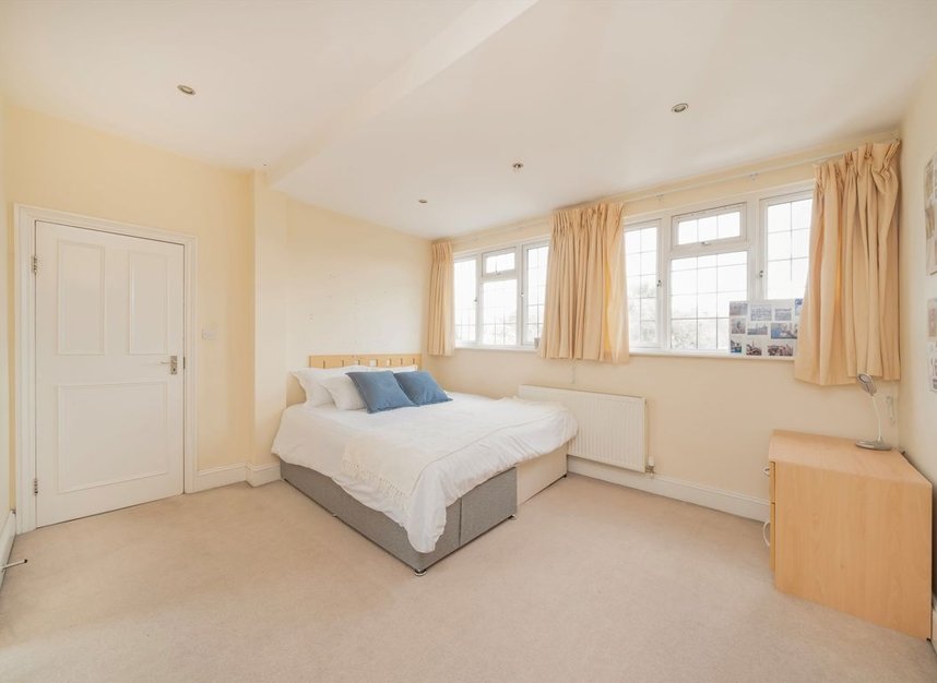 Properties for sale in Fitzalan Road - N3 3PD view9