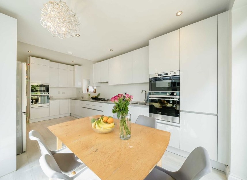 Properties for sale in Fitzalan Road - N3 3PD view4