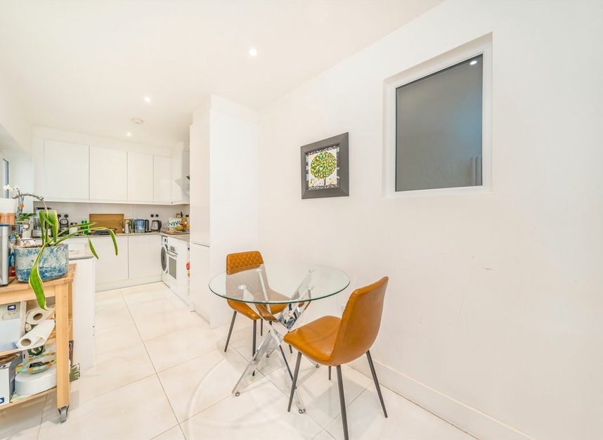 Properties for sale in Fortis Green Avenue - N2 9NA view11
