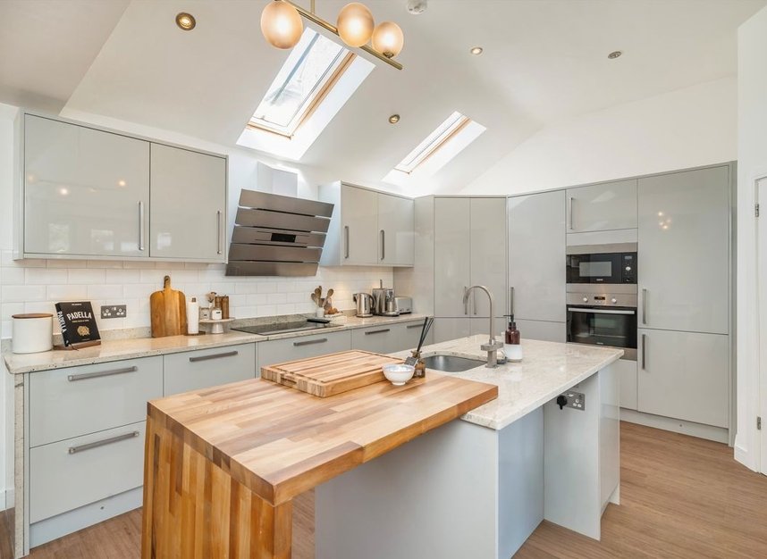Properties for sale in Gauden Road - SW4 6LU view2