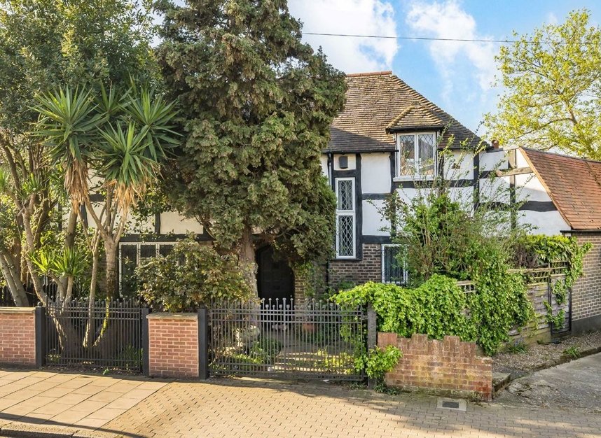 Properties for sale in Glenburnie Road - SW17 7NG view1