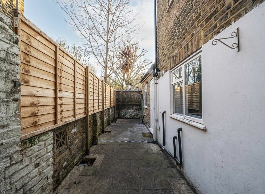 Properties for sale in Gloucester Road - W3 8PD view6