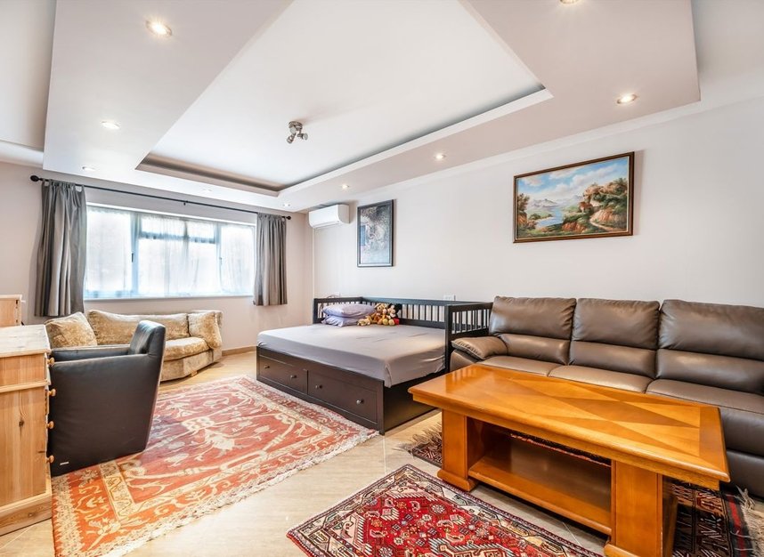 Properties for sale in Great West Road - TW7 4PU view10