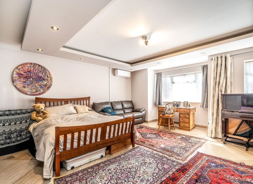 Properties for sale in Great West Road - TW7 4PU view6