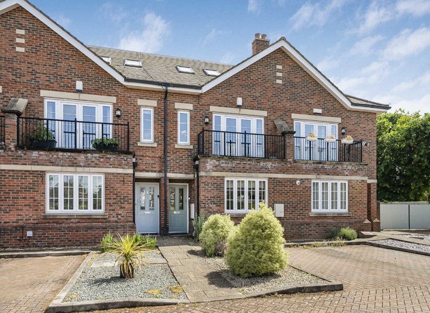 Properties for sale in Green Street - TW16 6SR view1