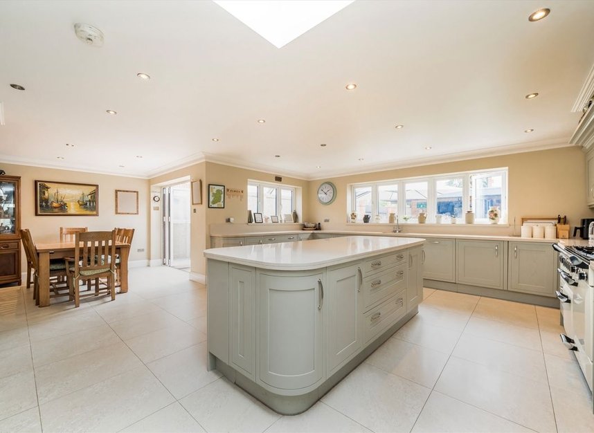 Properties for sale in Greenford Avenue - W7 3DB view4