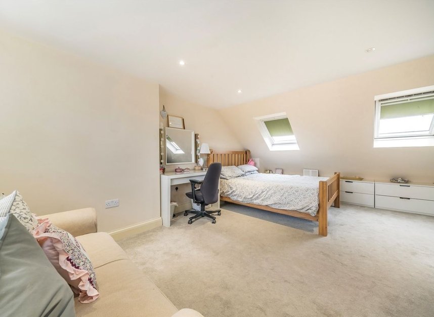 Properties for sale in Greenford Avenue - W7 3DB view10