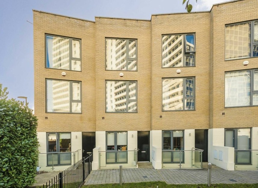 Properties for sale in Gunnersbury Mews - W4 4BF view1