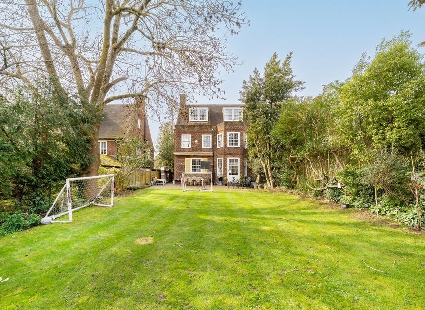 Properties for sale in Gurney Drive - N2 0DE view6