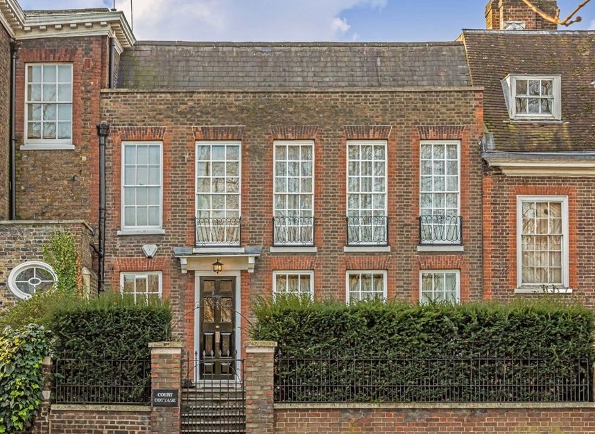 Properties sold in Hampton Court Road - KT8 9BW view1