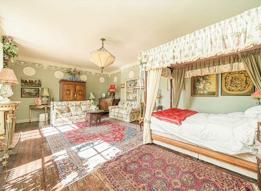 Properties for sale in Hampton Court Road - TW12 2EJ view6