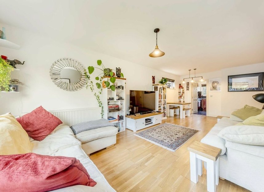 Properties for sale in Hanger Lane - W5 3DA view4