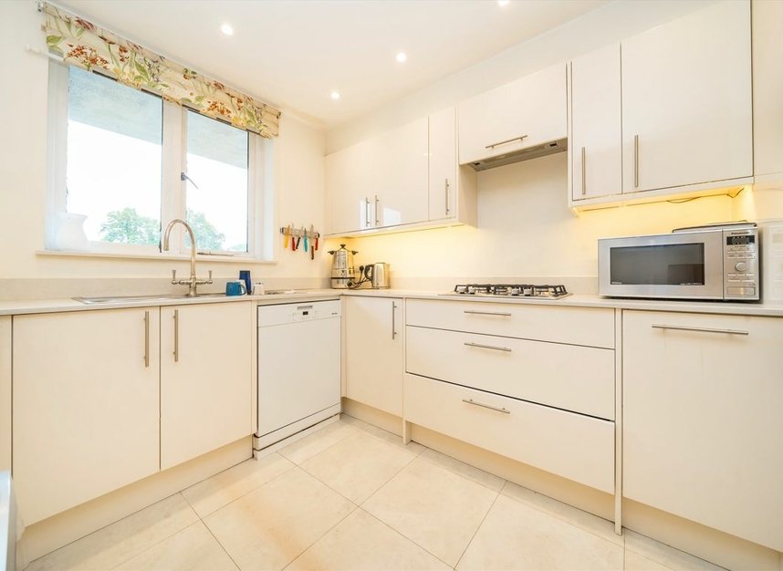 Properties for sale in Hendon Lane - N3 1RZ view2