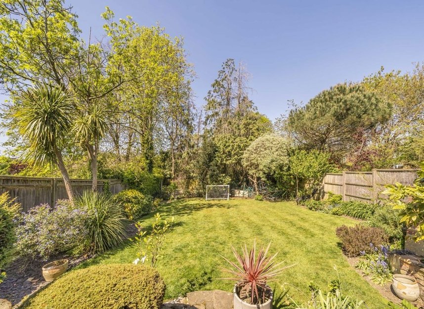Properties for sale in Hendon Lane - N3 3PS view11