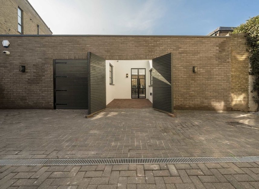 Properties for sale in High Street - TW8 0AH view1