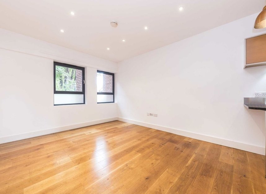 Properties for sale in High Street - TW13 4AB view6