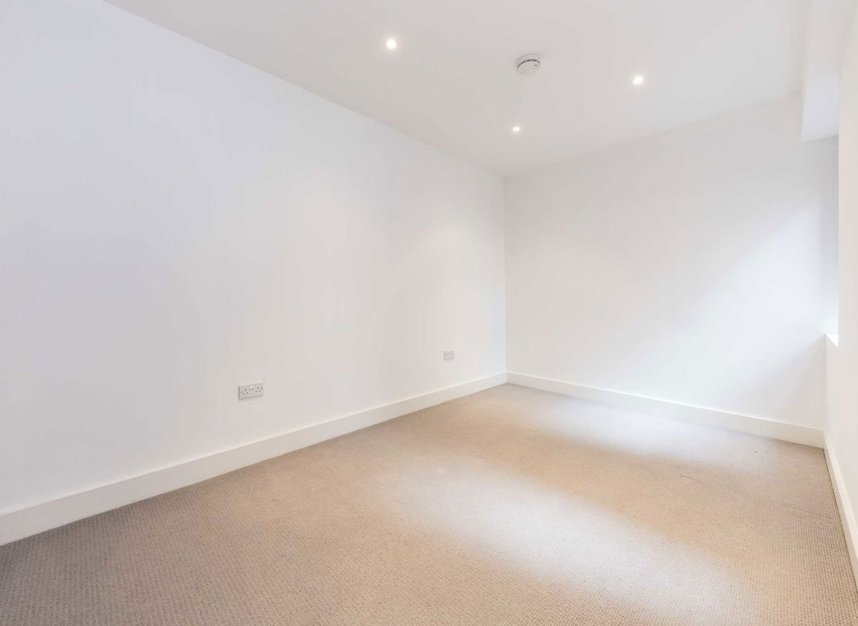 Properties for sale in High Street - TW13 4AB view5
