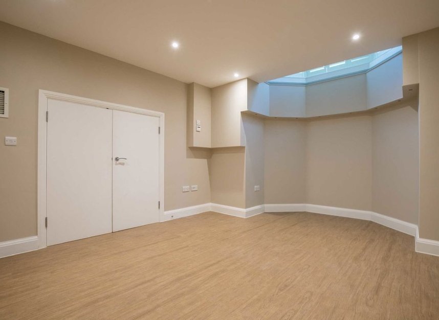 Properties for sale in High Street - TW12 1NS view5