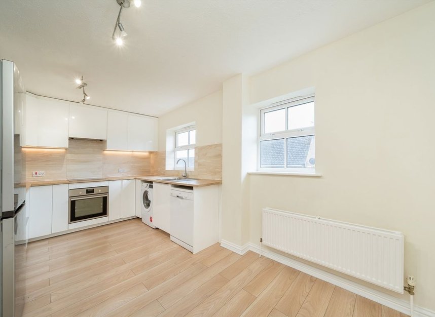 Properties for sale in Highgrove Close - N11 3PT view3