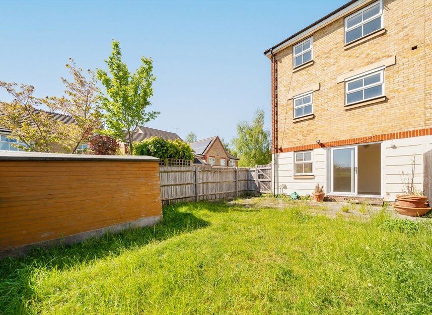 Properties for sale in Highgrove Close - N11 3PT view10