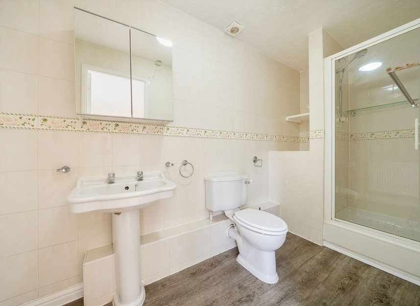 Properties for sale in Highgrove Close - N11 3PT view8