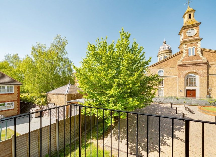 Properties for sale in Highgrove Close - N11 3PT view9