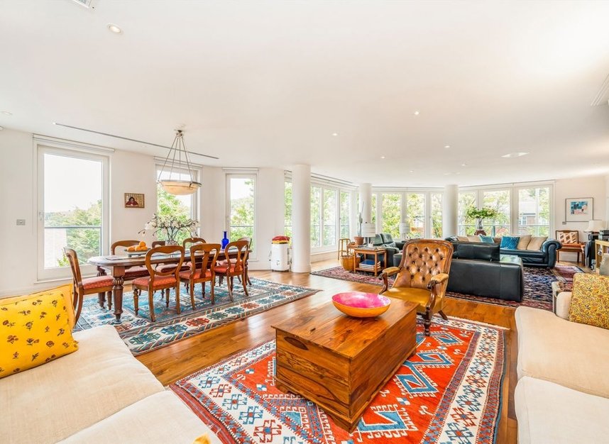 Properties for sale in Hodford Road - NW11 8NL view1