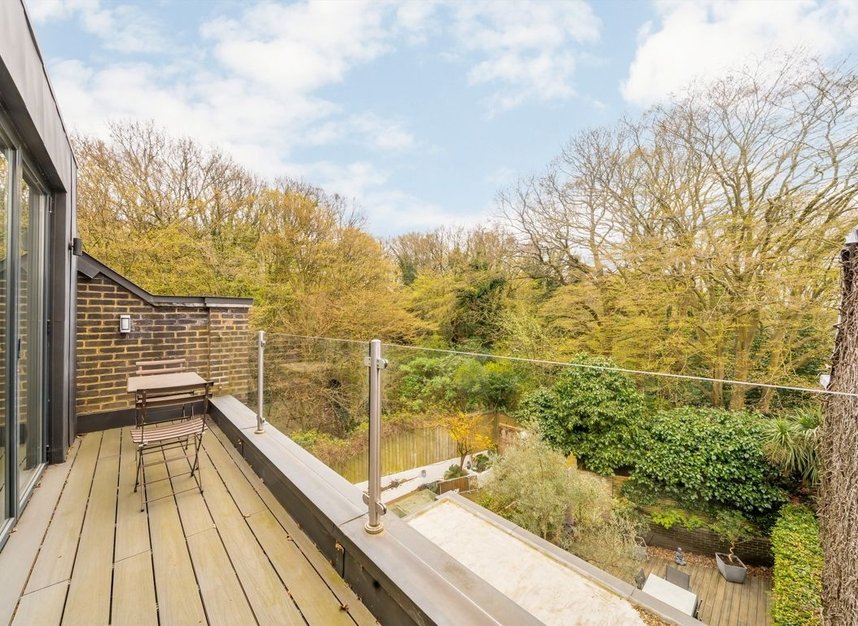 Properties for sale in Holt Close - N10 3HW view10