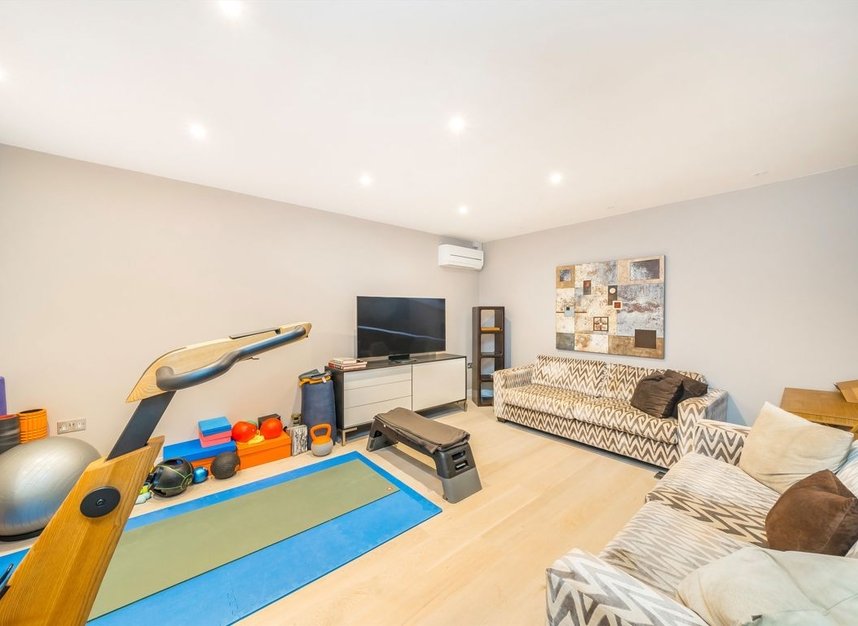 Properties for sale in Holt Close - N10 3HW view9