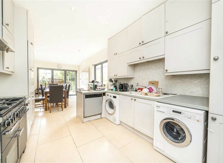Properties for sale in Honeybrook Road - SW12 0DL view4