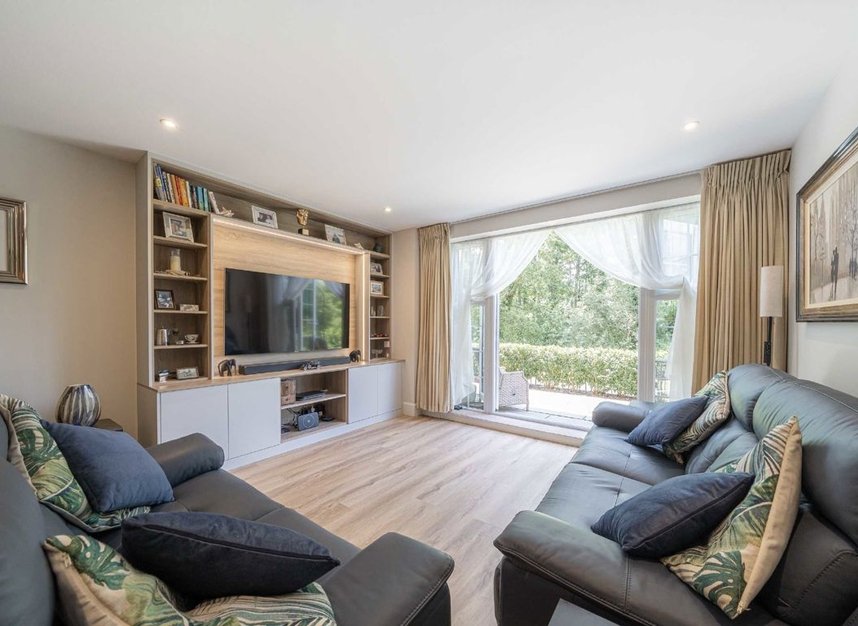 Properties for sale in Jubilee Gardens - KT13 9JN view2