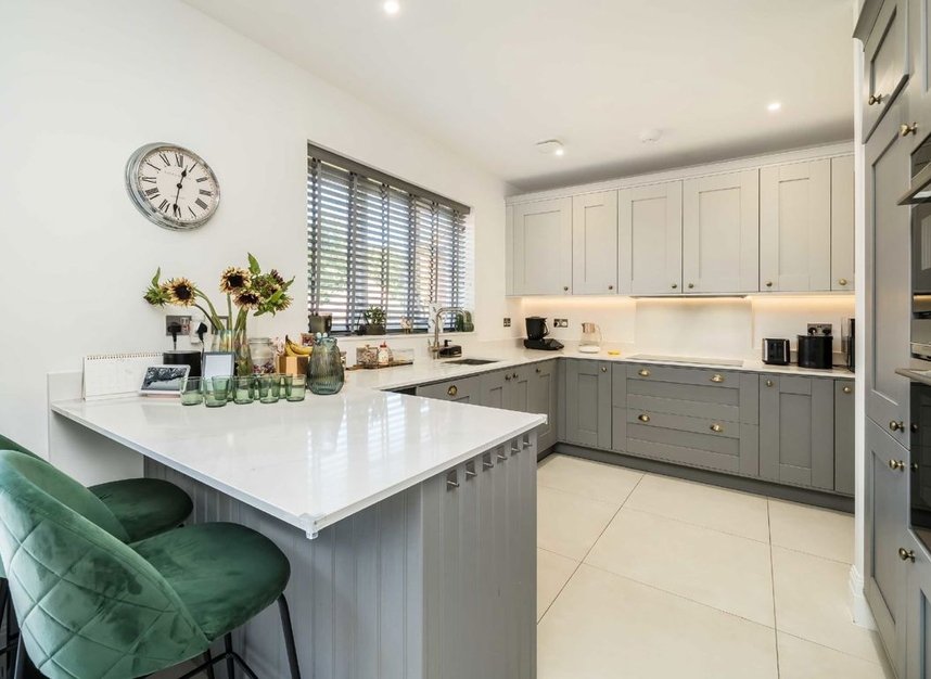 Properties for sale in Kendrick Drive - EN4 0FD view3