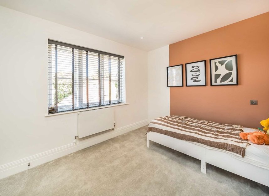 Properties for sale in Kendrick Drive - EN4 0FD view7