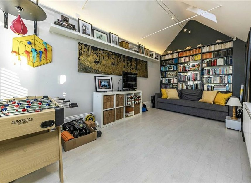 Properties for sale in Kingston Lane - TW11 9HL view5