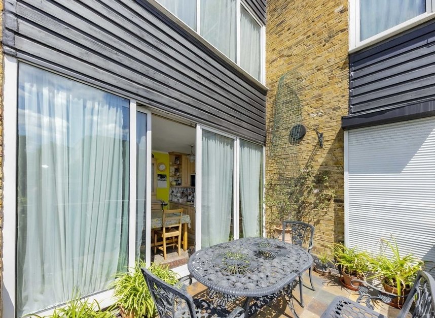 Properties for sale in Ladbroke Road - W11 3NU view5