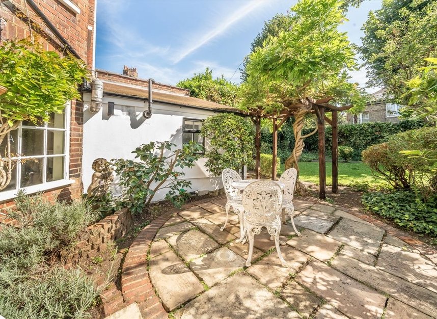 Properties for sale in Leaside Avenue - N10 3BU view6