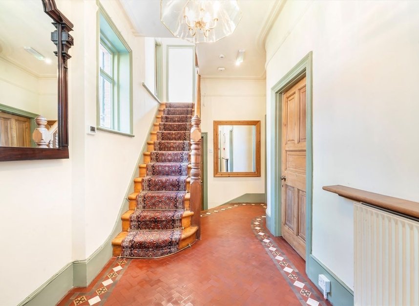 Properties for sale in Leaside Avenue - N10 3BU view8