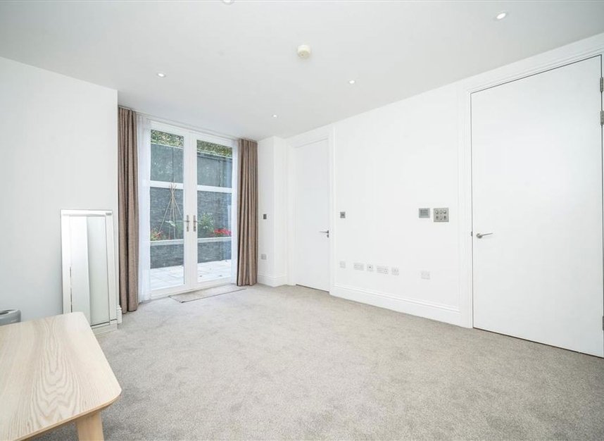 Properties for sale in Leman Street - E1 8EY view9