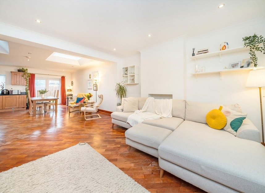 Properties for sale in Links Avenue - SM4 5AE view2