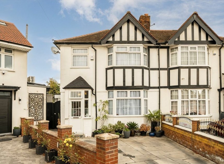 Properties for sale in Lucy Crescent - W3 0NH view1