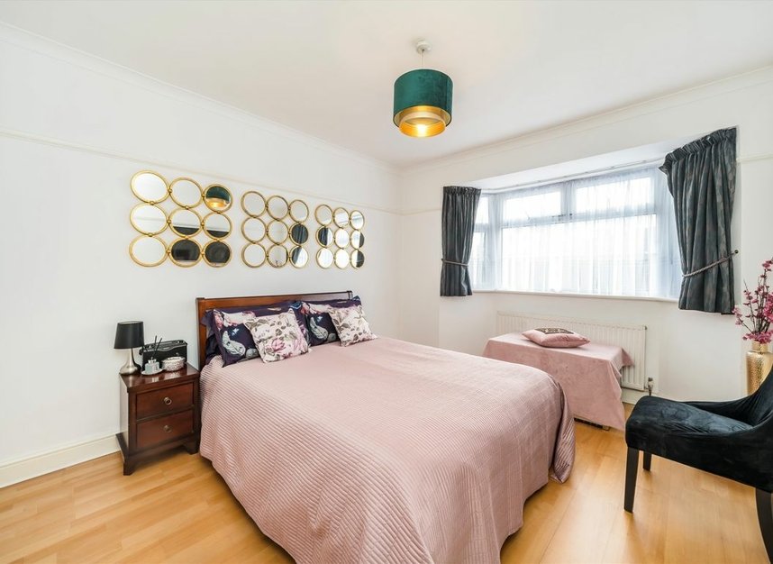 Properties for sale in Lucy Crescent - W3 0NH view8