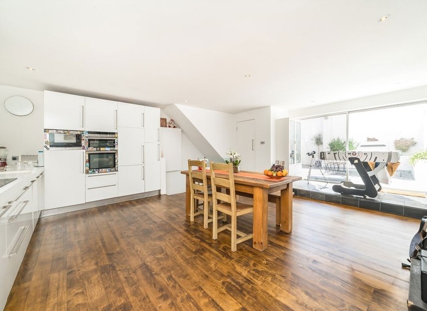 Properties for sale in Medfield Street - SW15 4JY view2