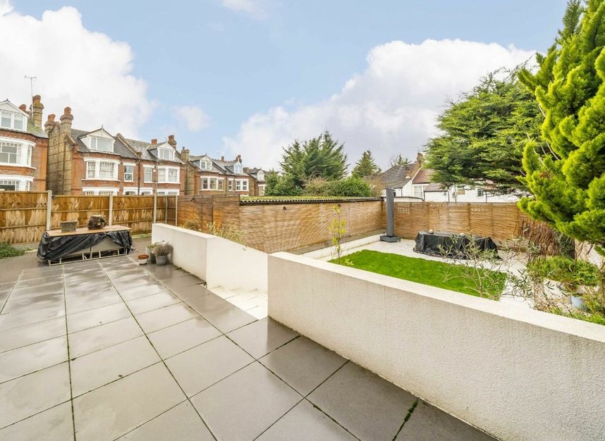 Properties for sale in Mountfield Road - N3 3ND view9