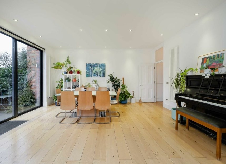 Properties for sale in Mountfield Road - N3 3ND view8