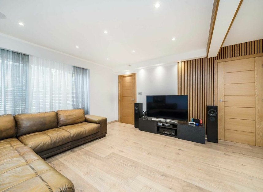 Properties for sale in Noel Road - W3 0JR view6