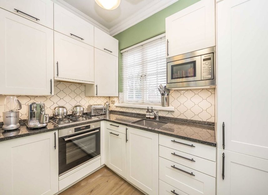 Properties for sale in North Side Wandsworth Common - SW18 2SL view3