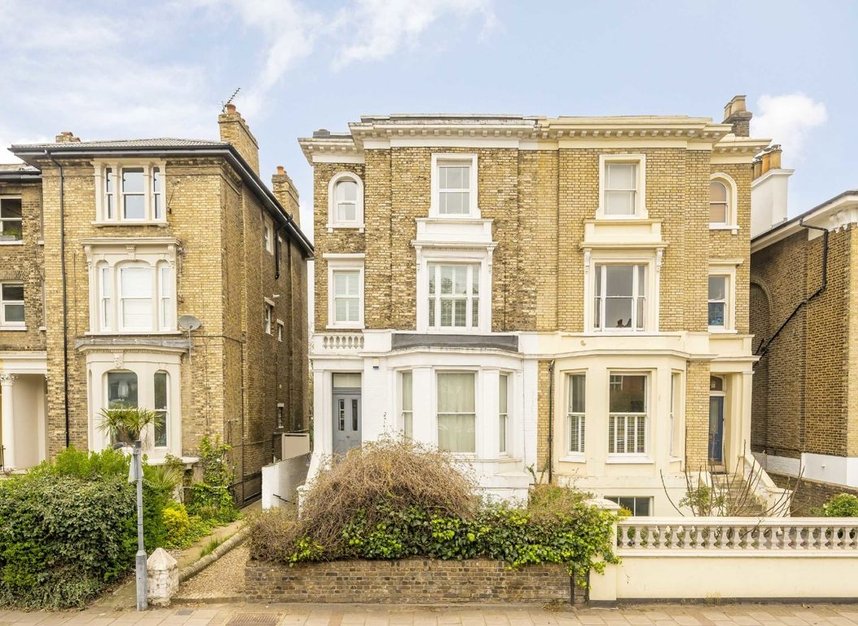 Properties for sale in North Side Wandsworth Common - SW18 2SL view1